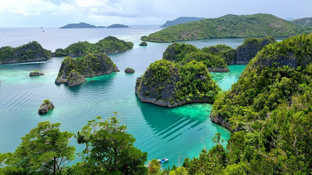 Northern Indonesia yacht charter experience Wayag and Piaynemo